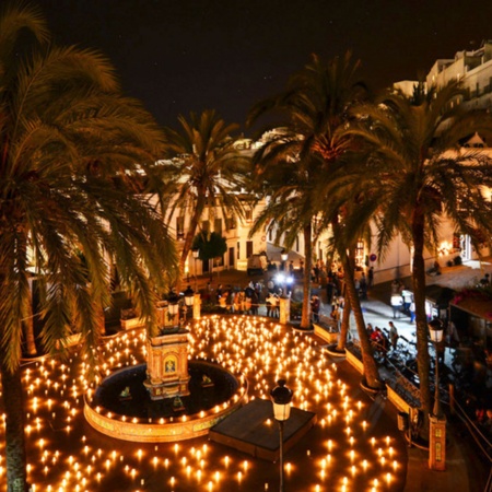Ночь при свечах на площади в Вехер-де-ла-Фронтера