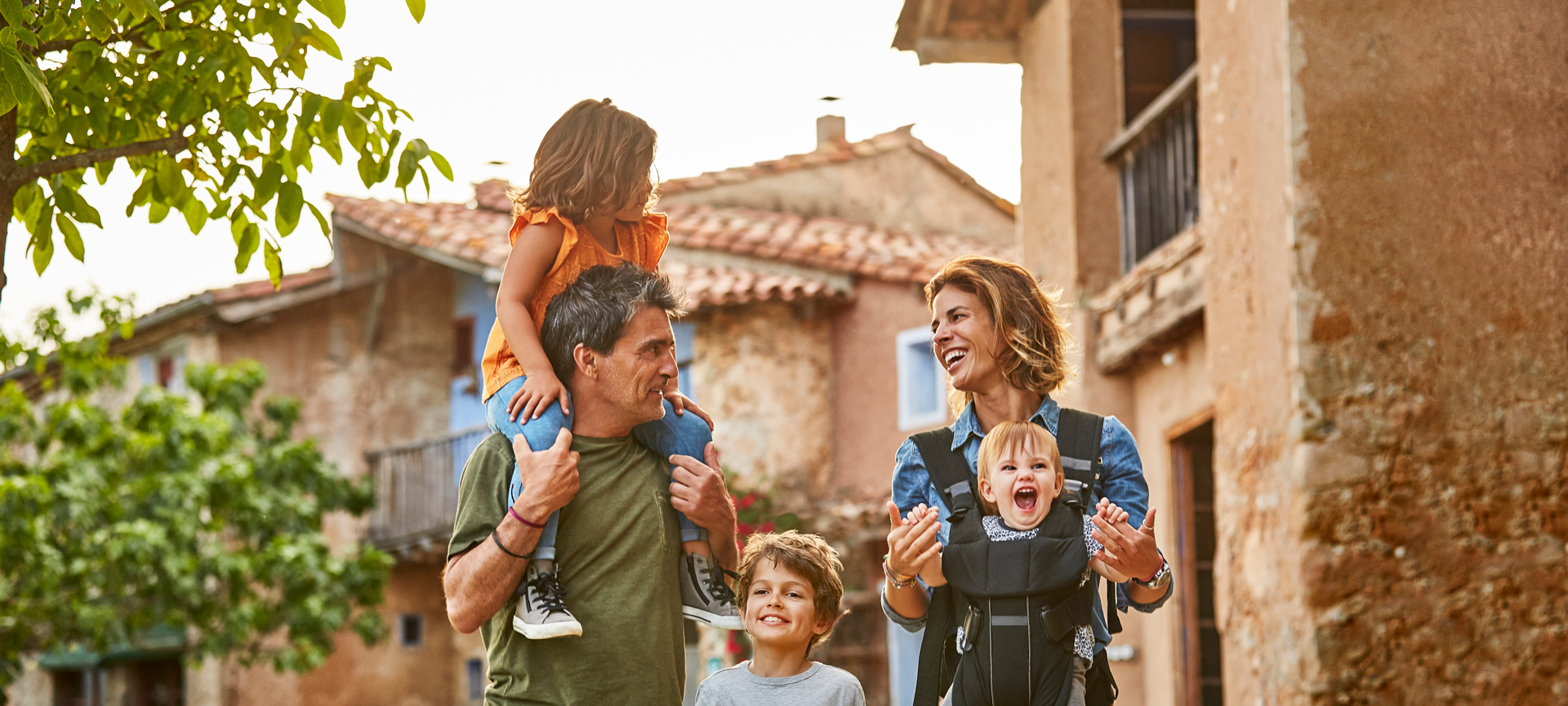 Eine Familie genießt ihren Urlaub in einem Landhaus in Spanien Eine Familie genießt ihren Urlaub in einem Landhaus in Spanien