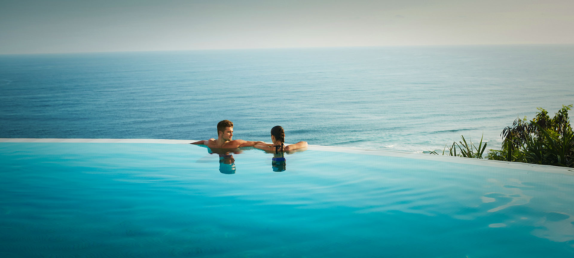Touristen, die sich am Pool entspannen Touristen, die sich am Pool entspannen