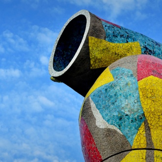 Detalle de escultura "Mujer y pájaro" en el Parque Joan Miró