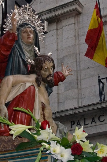 聖行列中のピエタ像。バジャドリードの聖週間