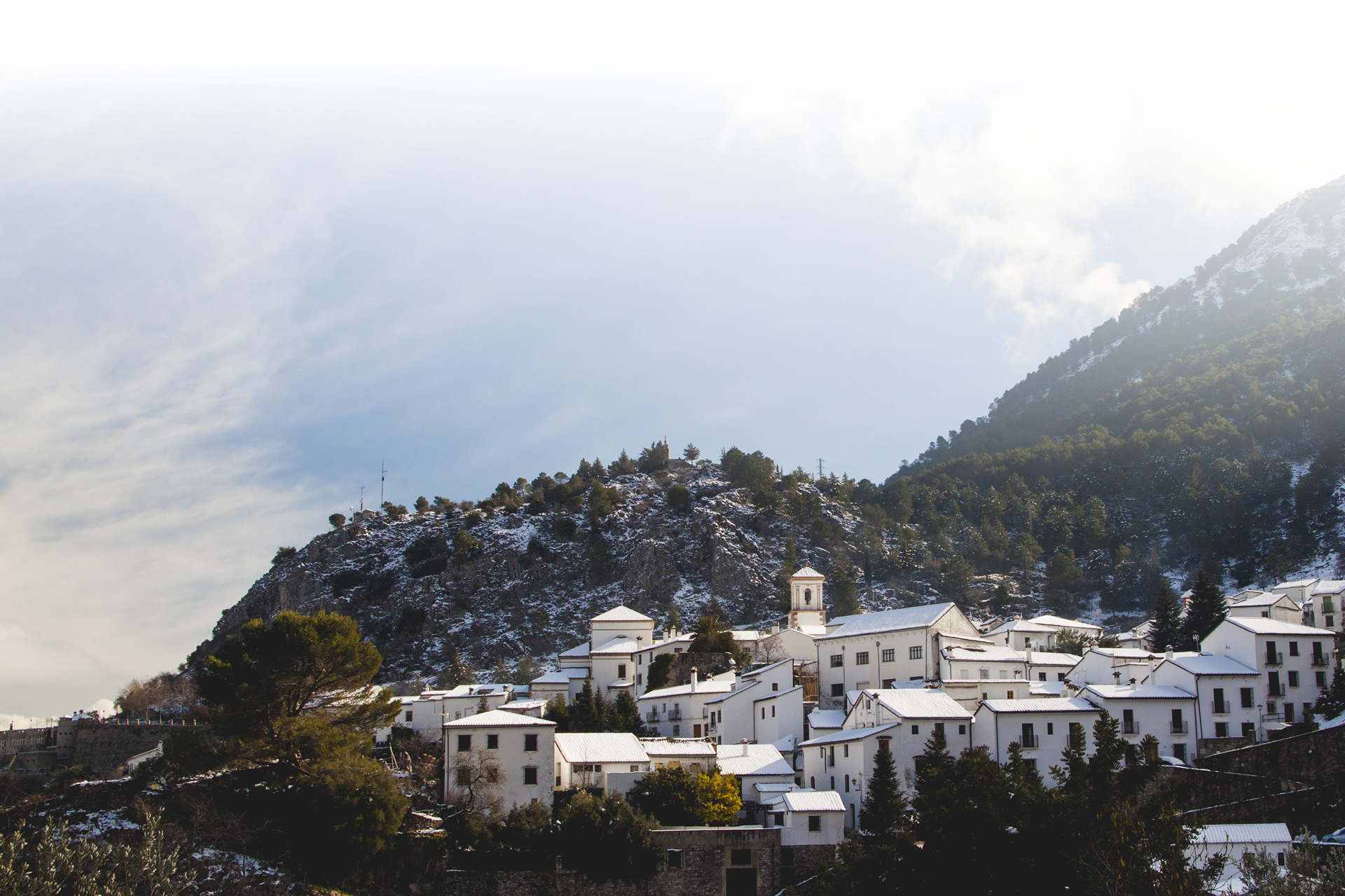 Vue panoramique de Grazalema, dans la province de Cadix (Andalousie) Vue panoramique de Grazalema, dans la province de Cadix (Andalousie)