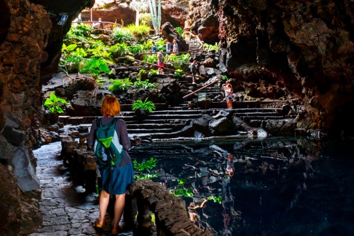ランサロテ島のハメオス・デル・アグア洞窟を訪れた観光客