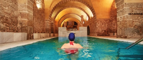 Turista en piscina termal de Baños de Montemayor en Cáceres, Extremadura