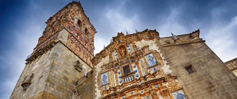 Barokowa fasada kościoła San Bartolomé. Jerez de los Caballeros. Badajoz