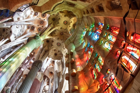 Вид на потолок и витражи в интерьере храма Святого Семейства в Барселоне