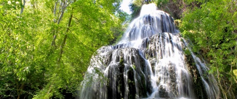 Водопад Тринидад в природном парке монастыря Пьедра, Арагон