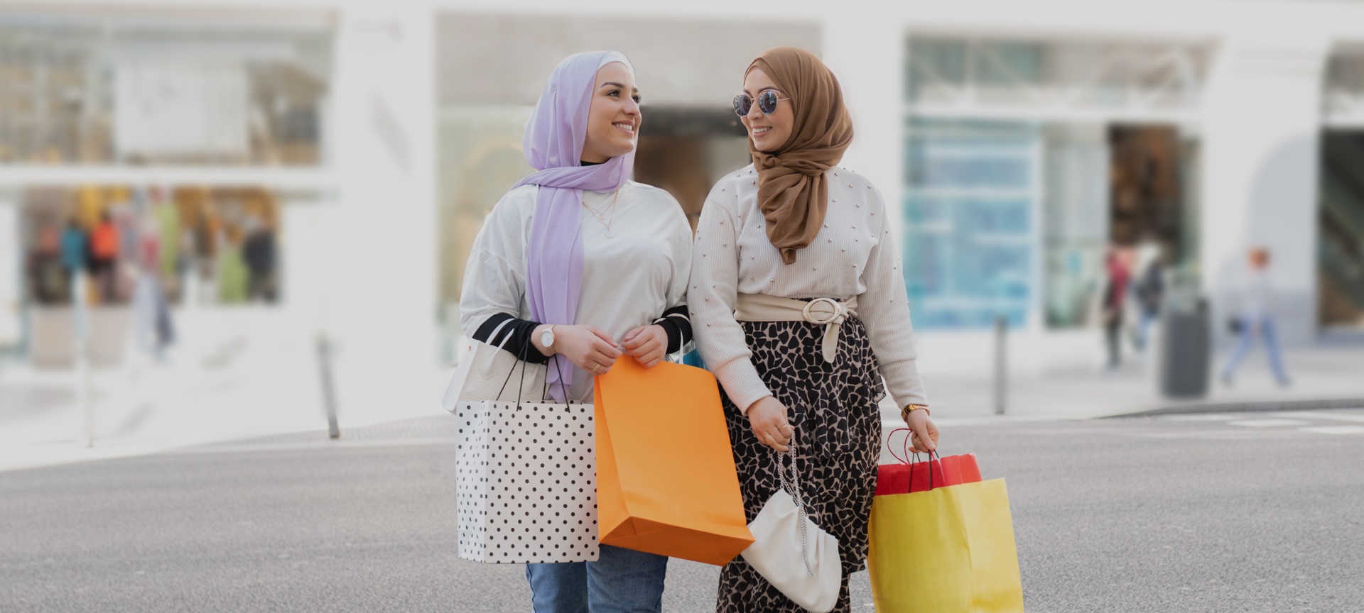 Women shopping in spain Women shopping in spain