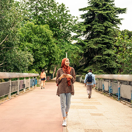 Turista paseando en un parque Turista paseando en un parque