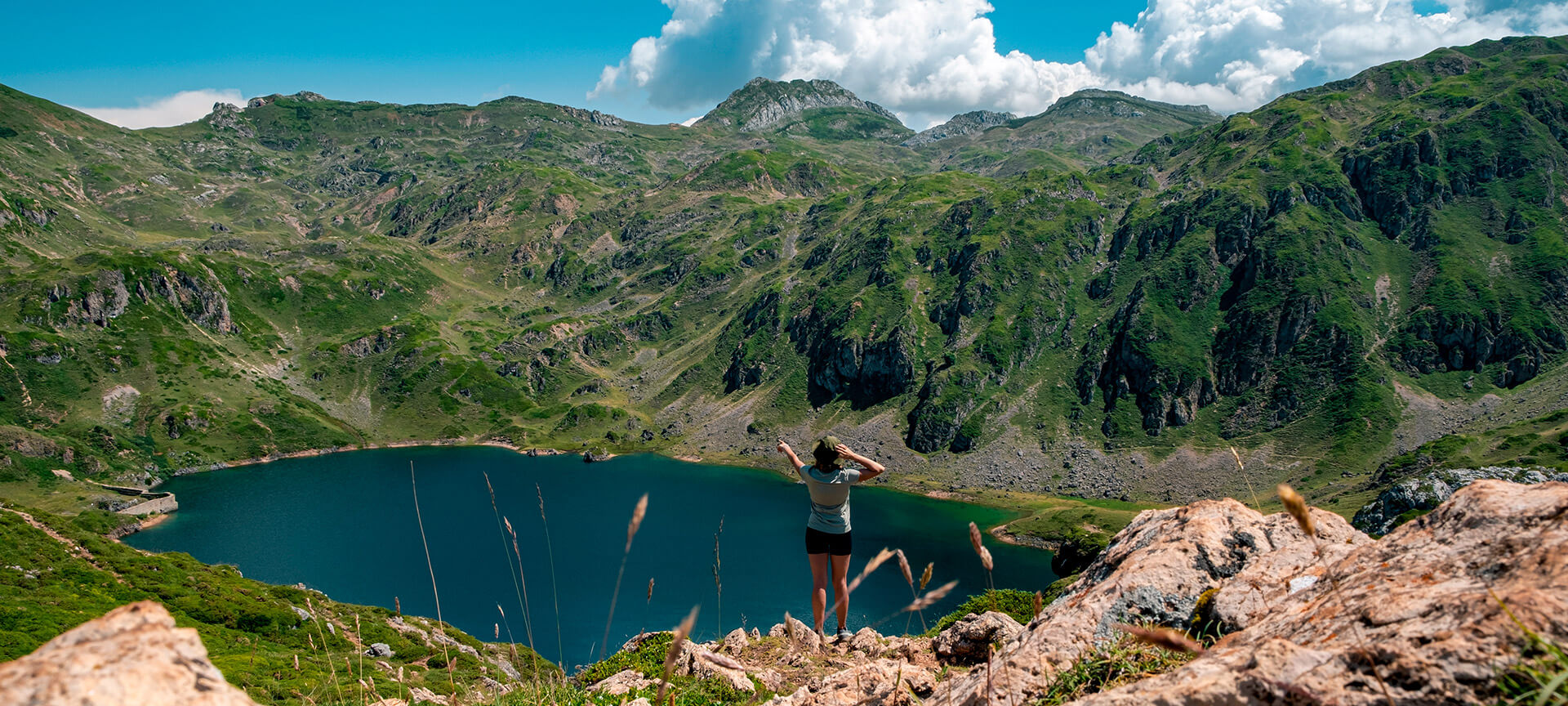ソミエド自然公園でカラバソサ湖を眺める人 ソミエド自然公園でカラバソサ湖を眺める人