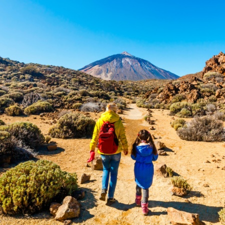 Madre e figlia che passeggiano nel Parco Nazionale del Teide, isole Canarie