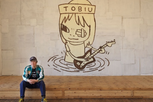 Yoshitomo Nara seduto davanti a TOBIU, 2019. Donazione dell