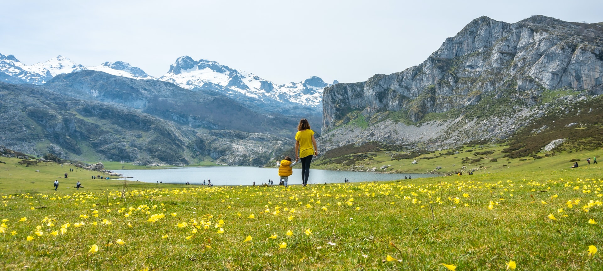 Turisti che contemplano il lago dell'Ercina nel Parco Nazionale dei Picos de Europa, Asturie Turisti che contemplano il lago dell'Ercina nel Parco Nazionale dei Picos de Europa, Asturie