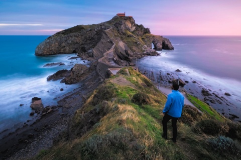 Tourist in San Juan in Gaztelugatxe, Baskenland