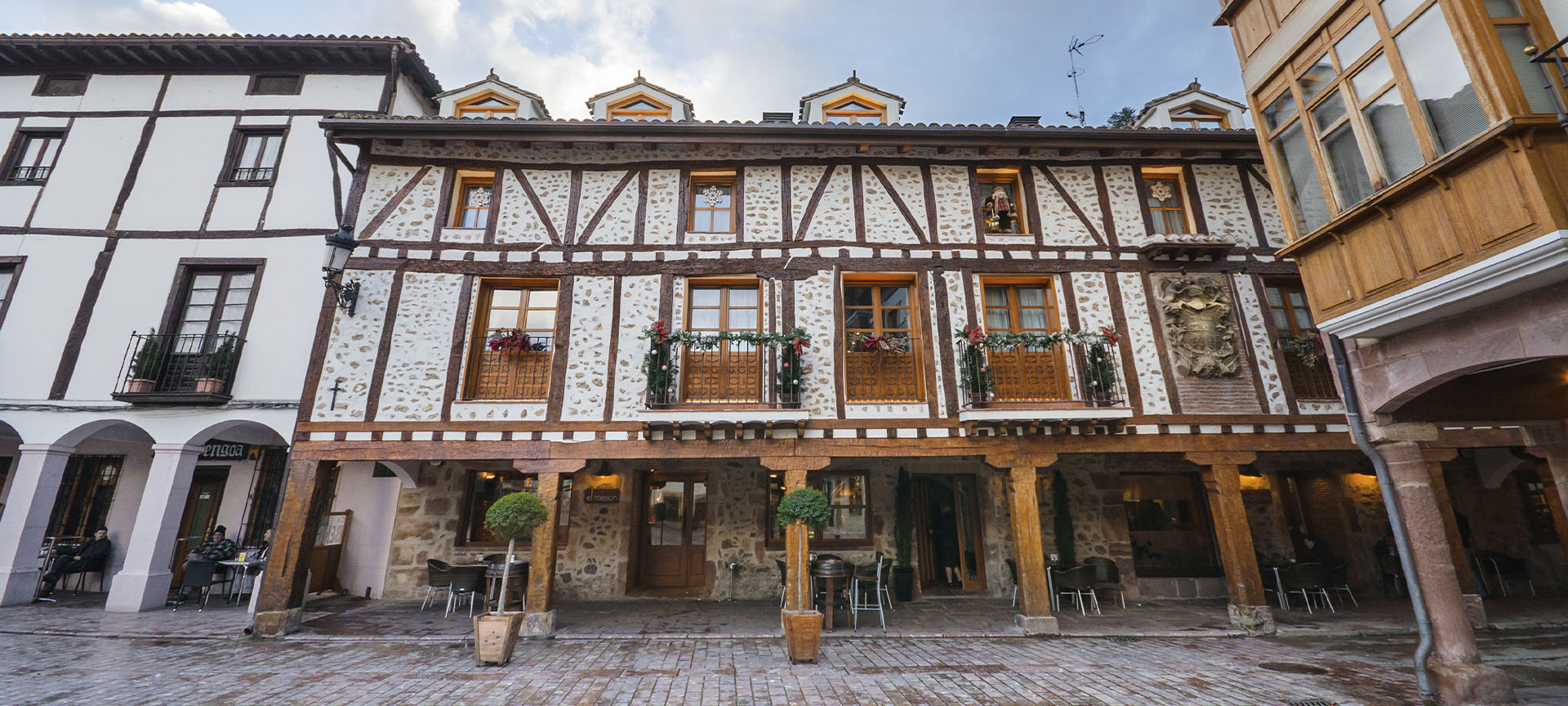 エスカライのマヨール広場(ラ・リオハ) エスカライのマヨール広場(ラ・リオハ)