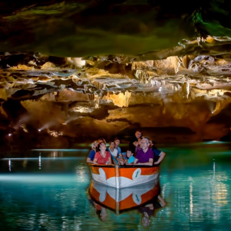 Des touristes regardent les grottes de San José de La Vall Dúixó à Castellón, Communauté valencienne
