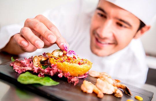 料理を盛り付けるシェフ 料理を盛り付けるシェフ