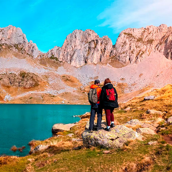 Pareja admirando el Ibón de Acherito, Selva de Oza, Huesca Pareja admirando el Ibón de Acherito, Selva de Oza, Huesca