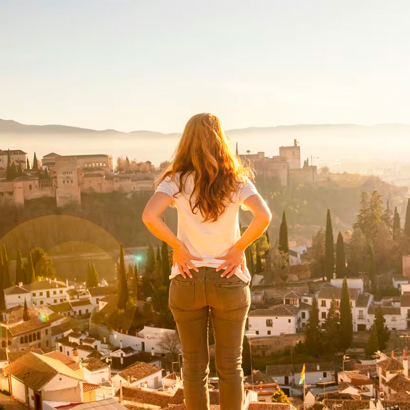 Turista en la Alhambra de Granada Turista en la Alhambra de Granada