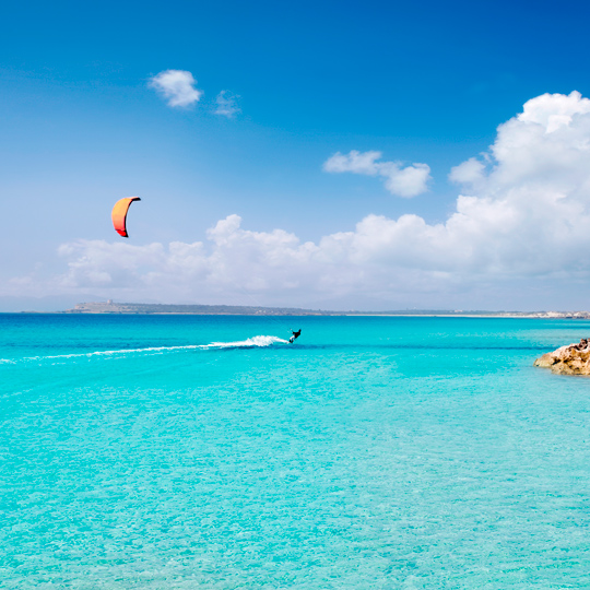 Kitesurf navegando na praia de Ses Illetes em Formentera, Ilhas Baleares