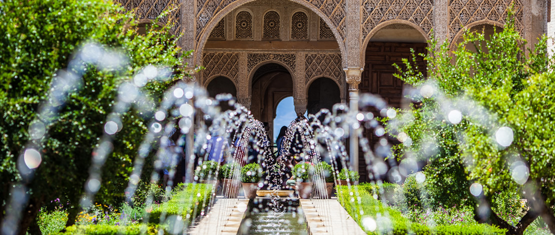 Detalle del Patio del Generalife en La Alhambra de Granada Detalle del Patio del Generalife en La Alhambra de Granada