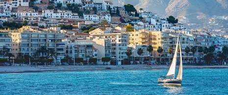 Veduta di barca a vela lungo la costa di Altea, Alicante, Comunità Valenciana